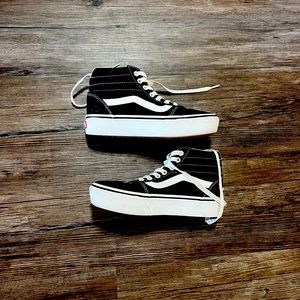 Women’s Sneakers / Vans / Shoes / Black / 6.5